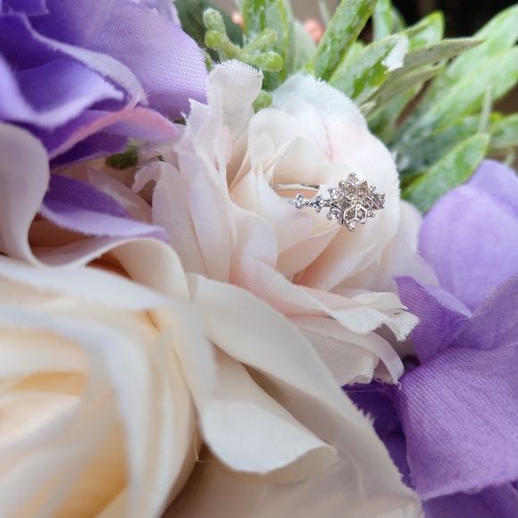 💋2 for $49 NEW DAINTY SILVER SNOWFLAKE RING - Picture 6 of 13